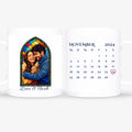 Personalisierte Tasse mit Foto als Buntglas-Porträt im Kirchenfenster-Bogen, Namen und Kalender mit Herz