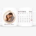 Personalisierte Tasse mit Foto als Stickerei-Porträt im runden Stickrahmen, Namen und Kalender mit Herz