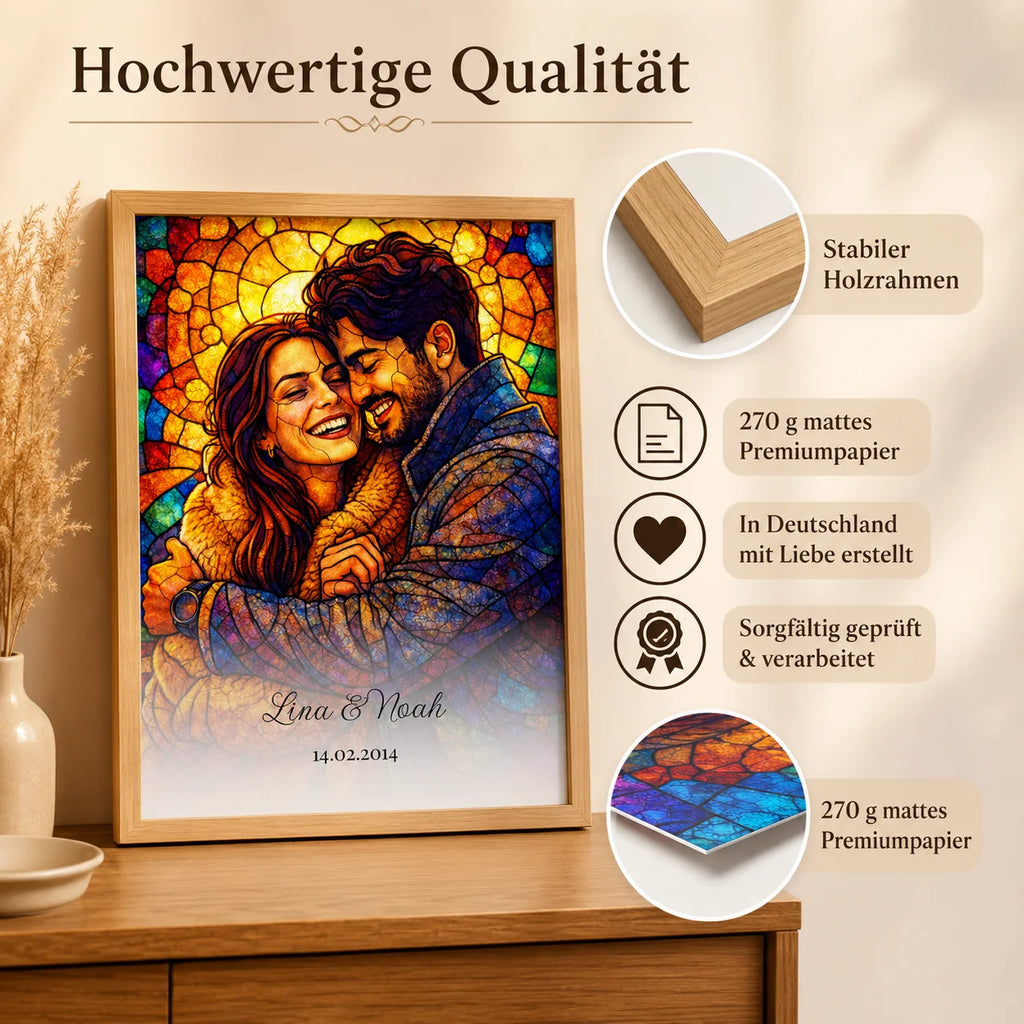 Personalisiertes Buntglas-Porträt gerahmt an der Wand im Wohnzimmer