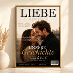 Personalisiertes Fotoposter im Magazin-Stil gerahmt an der Wand