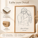 Personalisiertes One-Line-Art-Poster gerahmt an der Wand im Wohnzimmer